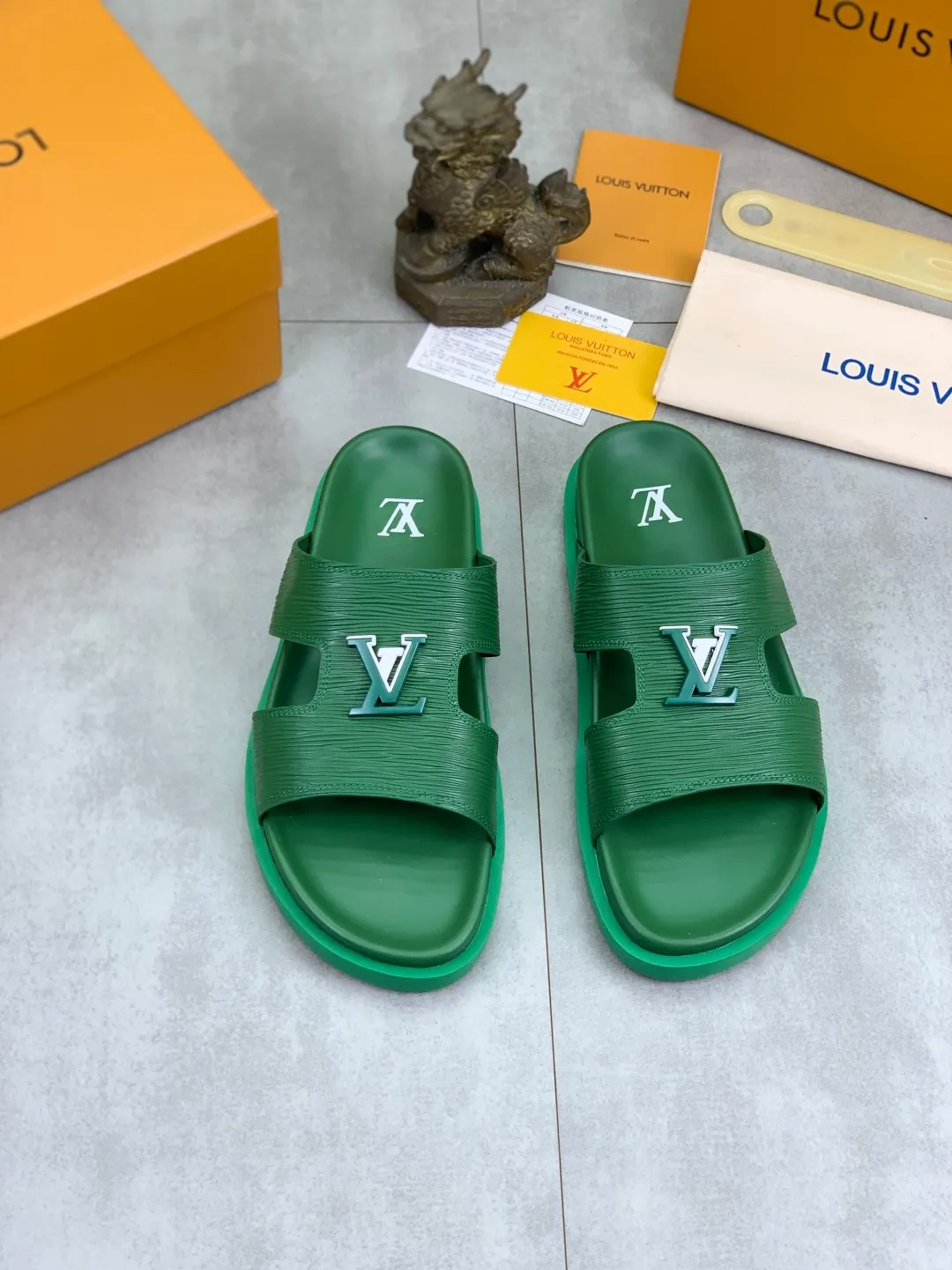 Men's shoes 💰P300💰【New style】🆘 Original quality 【LOUIS VUITTON】The popular Louis Vuitton LV men's slippers on the official website are on sale simultaneously! Original fabric imported from Italy, original factory special supply, code number: 38-44 (45 customized), many colors available